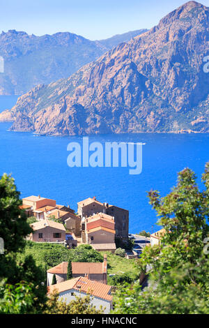 Das Dorf Piana mit dem Golf von Porto mit Blick auf Scandola, Korsika, Frankreich Stockfoto