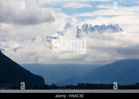 Schneebedeckte Gipfeln der Rocky Mountains erschien aus den Wolken. Gesehen von der Stadt Montreux näher gelegen Hügel und den Genfer See in der Shad ersichtlich Stockfoto