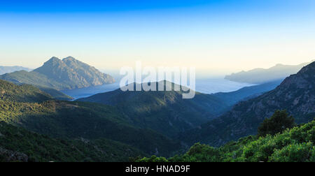 Sonnenuntergang über dem Golf von Girolata, Naturschutzgebiet Scandola, Korsika, Frankreich Stockfoto