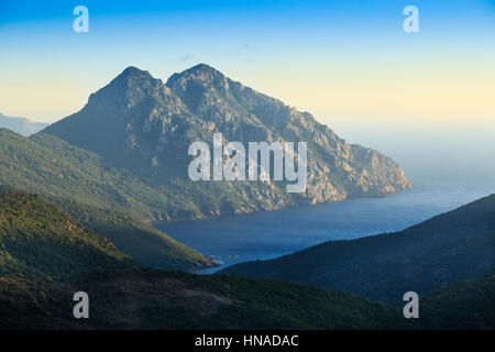 Sonnenuntergang über dem Golf von Girolata, Naturschutzgebiet Scandola, Korsika, Frankreich Stockfoto