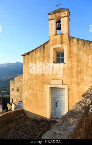 die Hügel Dorf von Sant'Antonino und Kirche, der Balagne, Korsika, Frankreich Stockfoto