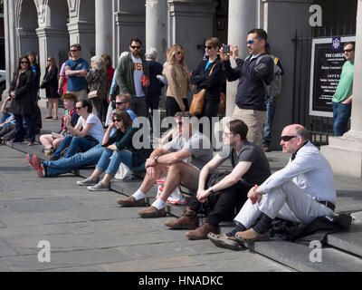 Touristen sehen Buskers in Jackson Square, New Orleans Stockfoto