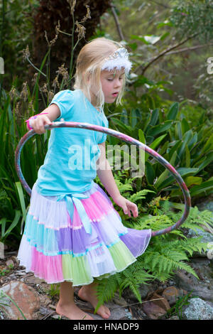 Junge Mädchen spielen mit einem Hoola-Hoop Stockfoto