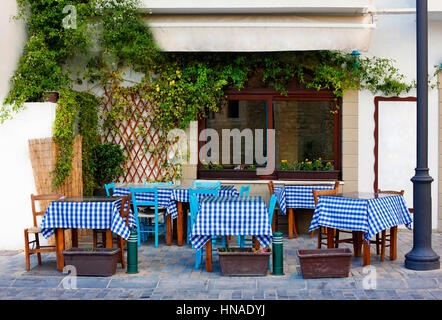 Larnaca, Zypern - 23. Mai 2016: Kleine Straße mit Café in Larnaca im Sommer. Cuprus Stockfoto