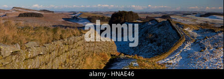 Ein Blick im Winter blickt nach Osten über Cuddy die Klippen am Hadrianswall, Northumberland Nationalpark Northumberland Stockfoto