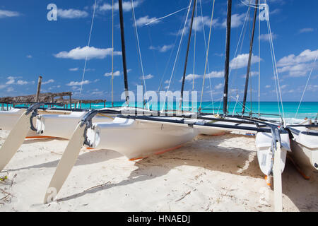 Katamarane auf die leeren tropischen Strand, Kuba Stockfoto