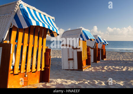 Sandy Beach und traditionellen hölzernen Liegestühle auf der Insel Rügen, Norddeutschland, auf der Küste des baltischen Meeres Stockfoto