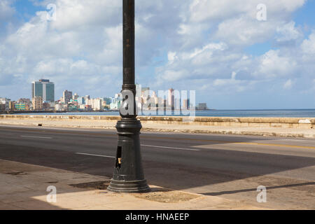 Havanna, Kuba - Januar 22,2017: Havanna Malecon. Der Malecon (offiziell Avenida de Maceo) ist eine breite Esplanade, Fahrbahn und Deich die für erstreckt Stockfoto