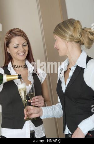 Zwei Junge Frauen Trinken Gemeinsam Sekt - Wein-zwei junge Frauen trinken Sekt Stockfoto