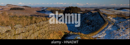 Ein Blick im Winter blickt nach Osten über Cuddy die Klippen am Hadrianswall, Northumberland Nationalpark Northumberland Stockfoto