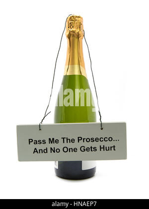 Flasche Prosecco mit einem Schild mit der Aufschrift Passme der Prosecco und niemand wird verletzt auf einem weißen Hintergrund Stockfoto