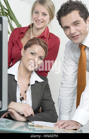 Drei Junge Arbeitskollegen Im Buero - drei junge Geschäftsleute im Büro Stockfoto