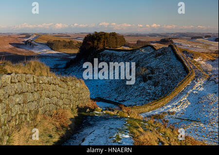 Ein Blick im Winter blickt nach Osten über Cuddy die Klippen am Hadrianswall, Northumberland Nationalpark Northumberland Stockfoto