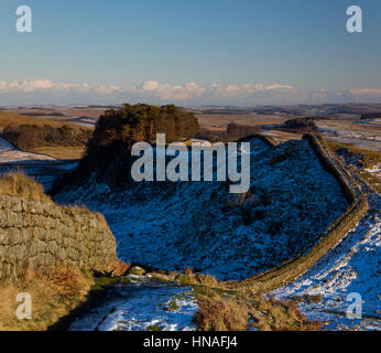 Ein Blick im Winter blickt nach Osten über Cuddy die Klippen am Hadrianswall, Northumberland Nationalpark Northumberland Stockfoto