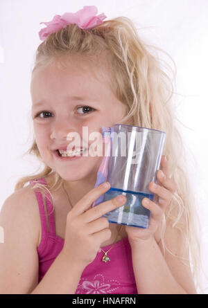 Blondinen näher, 6 Jahre, Mit Zahnputzzeug - Mädchen, 6 Jahre, mit Zahnpaste Stockfoto