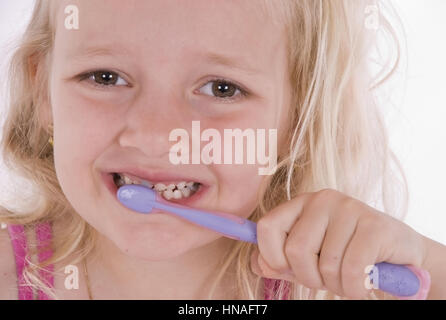 Näher, 6 Jahre, Putzt Sich die Zaehne - Mädchen Zähneputzen Stockfoto