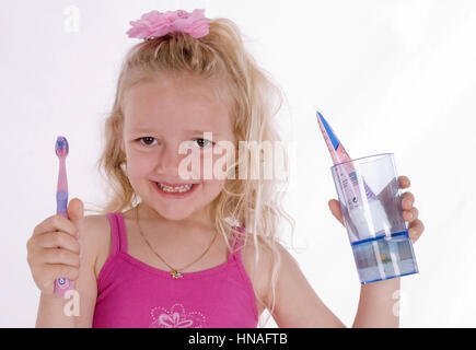 Blondinen näher, 6 Jahre, Mit Zahnputzzeug - Mädchen, 6 Jahre, mit Zahnpaste Stockfoto
