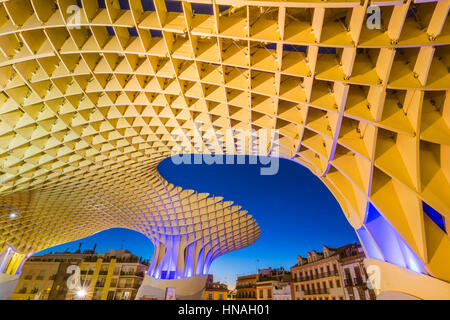 Sevilla, Spanien - 2. November 2016: Metropol Parasol in Plaza De La Encarnacion. J. Mayer H. Architekten, besteht es aus geklebten Holz mit einem polyuretha Stockfoto