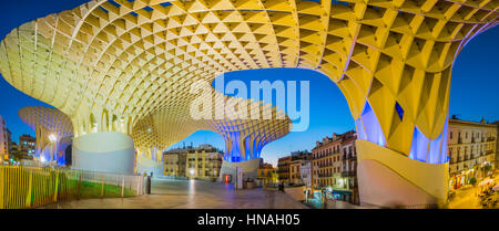 Sevilla, Spanien - 2. November 2016: Metropol Parasol in Plaza De La Encarnacion. J. Mayer H. Architekten, besteht es aus geklebten Holz mit einem polyuretha Stockfoto