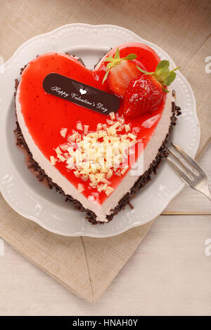 Leckere Sahne-Torte in Form des Herzens und der Aufschrift Happy Valentines Day Stockfoto