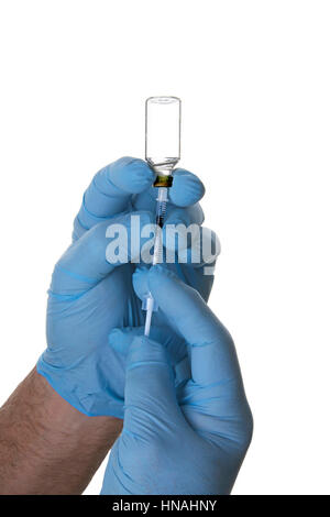 Nahaufnahme eines blauen Handschuhen, männliche Person, die Medikamente von einem klaren Fläschchen mit einer 40-Einheit 1 ml Spritze Absaugen Stockfoto