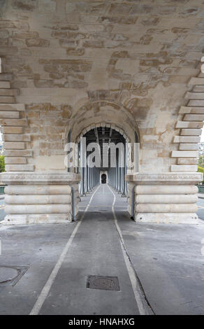 Weiße Linien von einem befestigten Radwegen verschwinden in der Ferne die gewölbte Pont Bercy in Paris Frankreich. Stockfoto