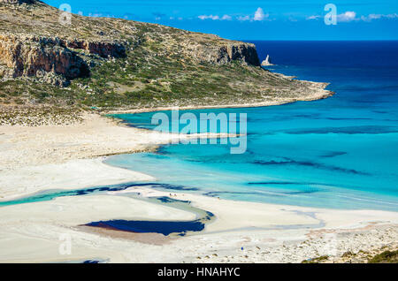 Blick auf die erstaunlichen Strand von Balos, mit einer Familie spielen am tropischen Sandstrand mit türkisfarbenem Wasser, Kreta, Griechenland Stockfoto