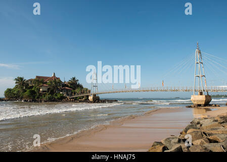 Parey Dewa (Felsen im Wasser) oder Paravi Dupatha, buddhistische Tempel auf Pigeon Island, Matara, Sri Lanka Stockfoto