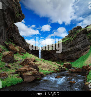 Sommertag in der Nähe von Kvernufoss Wasserfall, Südisland, Europa. Stockfoto