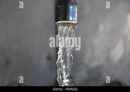 Wasser aus einem Wasserhahn am Waschbecken fallen Stockfoto