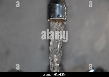 Wasser aus einem Wasserhahn am Waschbecken fallen Stockfoto