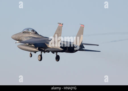 F-15E von 494nd Fighter Squadron landet auf dem RAF Lakenheath in der Weihnachtszeit im Jahr 2014 fliegen. Stockfoto