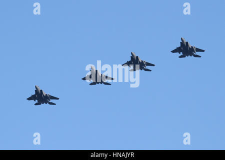 Vier Schiff der F-15E von der 494 Fighter Squadron RAF Lakenheath in der Weihnachtszeit fliegen in den Overhead angekommen. Stockfoto