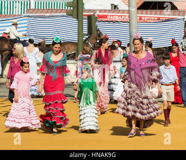 Sevilla, Spanien - 25 APR: Frauen gekleidet in traditionellen Kostümen auf der Sevillas April Fair am 25. April 2014 in Sevilla, Spanien Stockfoto