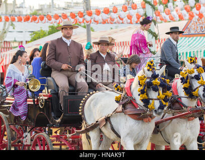 Sevilla, Spanien - 25 APR: Leute gekleidet in traditionellen Kostümen Kutschen Reiten und feiert Sevillas April Fair am 25. April 2014 in Sev Stockfoto