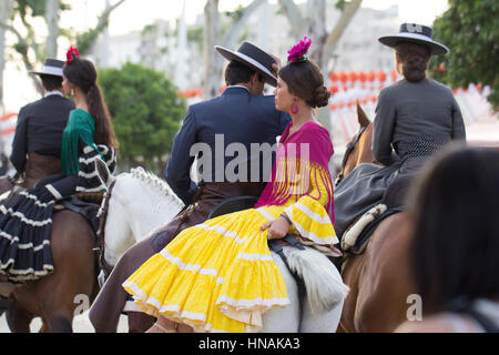 Sevilla, Spanien - 25 APR: Leute gekleidet in traditionellen Kostümen Reitpferd auf der Sevillas April Fair am 25. April 2014 in Sevilla, Spanien Stockfoto