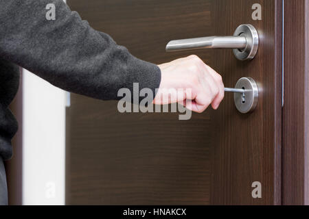 Hand Haustür entriegeln Stockfoto