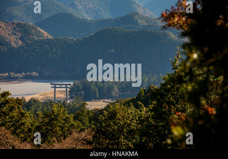 Sicht, im Hintergrund das Riesen Torii-Tor der Oyunohara, Kumano Kodo in der Nähe von grand Kumano Hongu Taisha Shrine, Nakahechi Route, Wakayama, Kinki, J Stockfoto