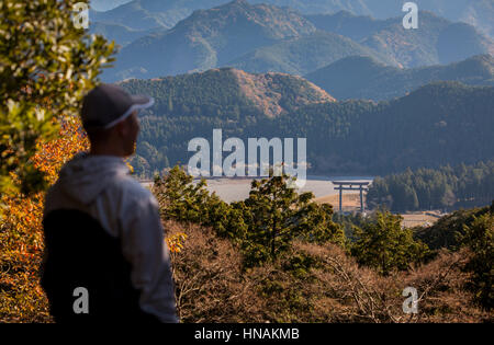 Pilger in Sicht, im Hintergrund das riesige Torii-Tor der Oyunohara, Kumano Kodo in der Nähe von grand Kumano Hongu Taisha Shrine, Nakahechi Route, Wakayam Stockfoto