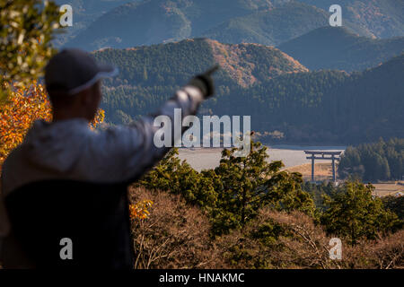 Pilger zeigt die Position des riesigen Torii-Tor der Oyunohara, Kumano Kodo in der Nähe von grand Kumano Hongu Taisha Shrine, Nakahechi Route, Wakayama, Stockfoto