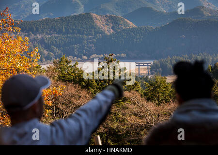 Pilger zeigt die Position des riesigen Torii-Tor der Oyunohara, Kumano Kodo in der Nähe von grand Kumano Hongu Taisha Shrine, Nakahechi Route, Wakayama, Stockfoto