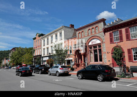 Geschäfte auf der Main Street, historische Cooperstown, Otsego County, New York, Vereinigte Staaten von Amerika. Stockfoto