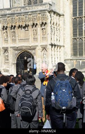 Canterbury, Großbritannien - 30. September 2016: Reiseführer mit Schulkindern außerhalb der Kathedrale von Canterbury Stockfoto