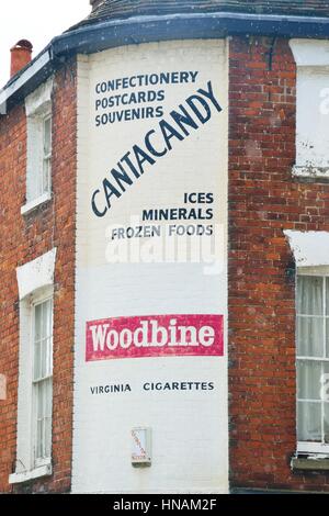 Canterbury, Großbritannien - 30. September 2016: Vintage Woodbine Schild gemalt auf shop Stockfoto