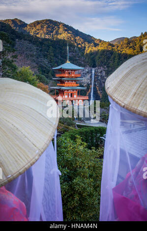 Pilger in Heian Periode Kostüme und Nachisan Seiganto-Ji-Tempel (Three-Storied-Pagode), in der Nähe von Kumano Nachi Taisha Grand Shire, Kumano Kodo, Nakahechi Stockfoto