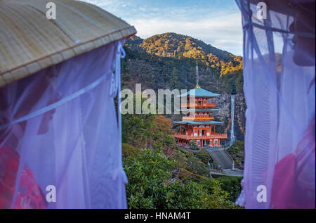 Pilger in Heian Periode Kostüme und Nachisan Seiganto-Ji-Tempel (Three-Storied-Pagode), in der Nähe von Kumano Nachi Taisha Grand Shire, Kumano Kodo, Nakahechi Stockfoto