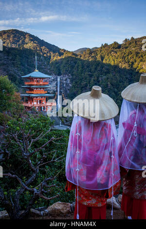 Pilger in Heian Periode Kostüme und Nachisan Seiganto-Ji-Tempel (Three-Storied-Pagode), in der Nähe von Kumano Nachi Taisha Grand Shire, Kumano Kodo, Nakahechi Stockfoto