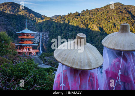 Pilger in Heian Periode Kostüme und Nachisan Seiganto-Ji-Tempel (Three-Storied-Pagode), in der Nähe von Kumano Nachi Taisha Grand Shire, Kumano Kodo, Nakahechi Stockfoto