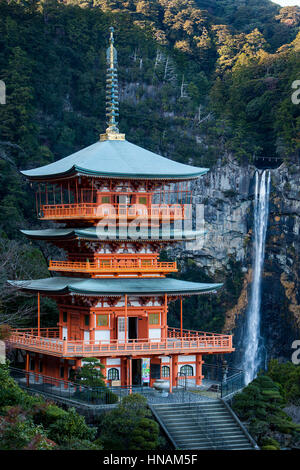 Nachisan Seiganto-Ji-Tempel (Three-Storied-Pagode) und Nachi-Wasserfall in der Nähe von Kumano Nachi Taisha Grand Shire, Kumano Kodo, Nakahechi Route, Wakayama, Stockfoto