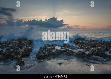 Am frühen Morgen Splash auf Jupiter Island, Fl Stockfoto